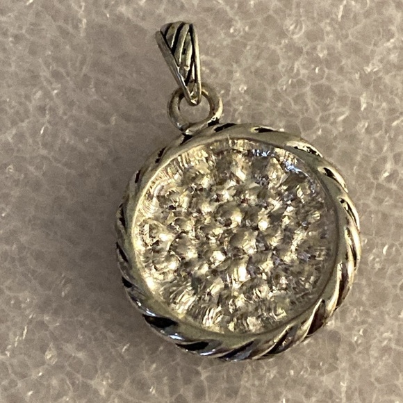 NWOT - Silvertone Scalloped Edge Turquoise Blue Crystal Pendant & Triangle Bale - Picture 2 of 6